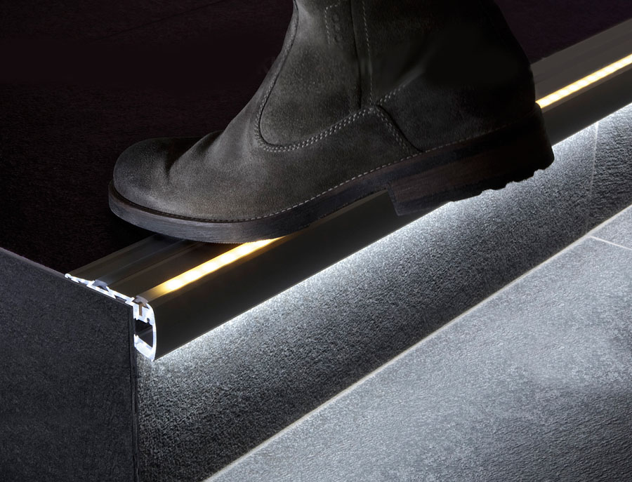 подсветка ступеней с помощью профиля STEP и светодиодной ленты